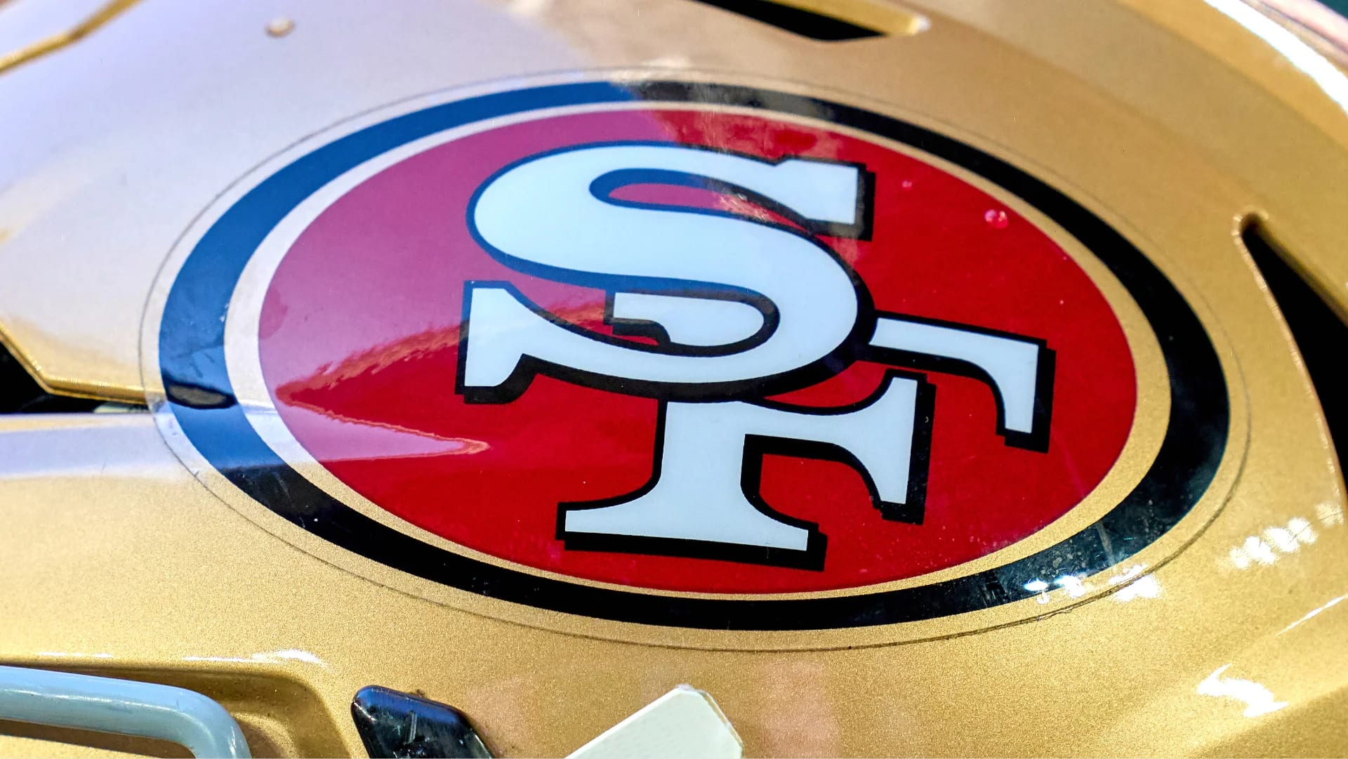 L'escroquerie amoureuse : un homme se fait passer pour un joueur de la NFL et arnaque 1,3 million de dollars