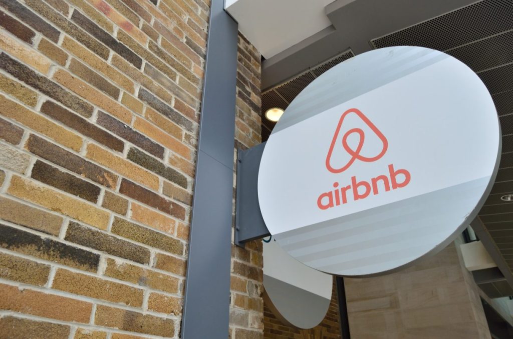Airbnb expérimente des frais réduits pour les hôtes apportant leurs propres invités
