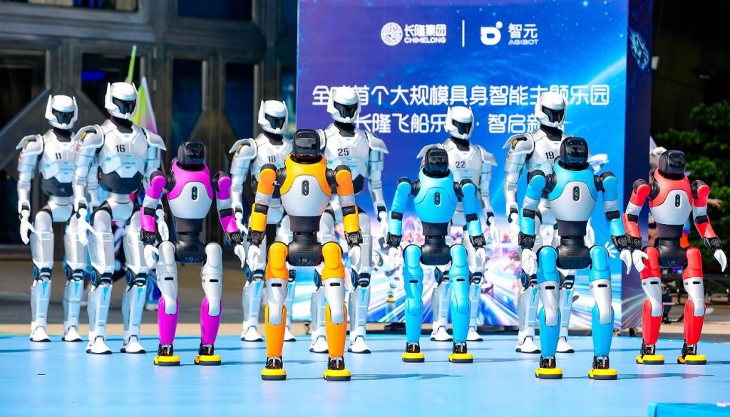 Des robots au service des touristes au Chimelong Spaceship Park en Chine