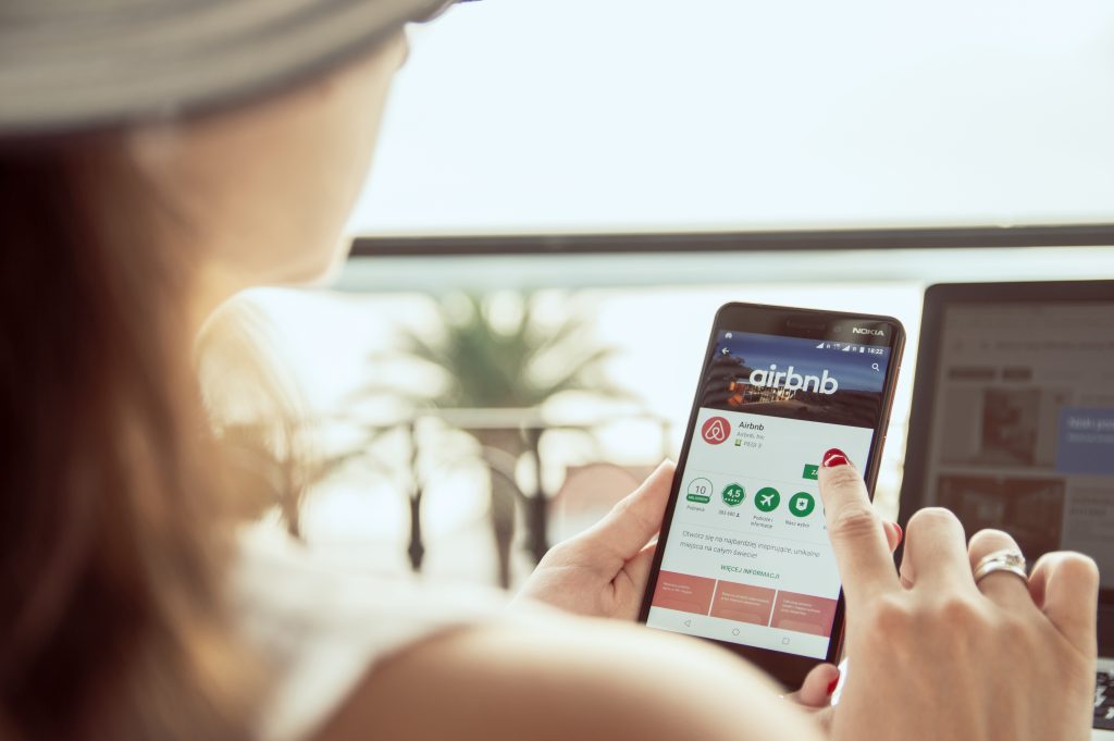 Airbnb lance de nouvelles fonctionnalités incluant « Connexions » et « Cartes de Voyages »
