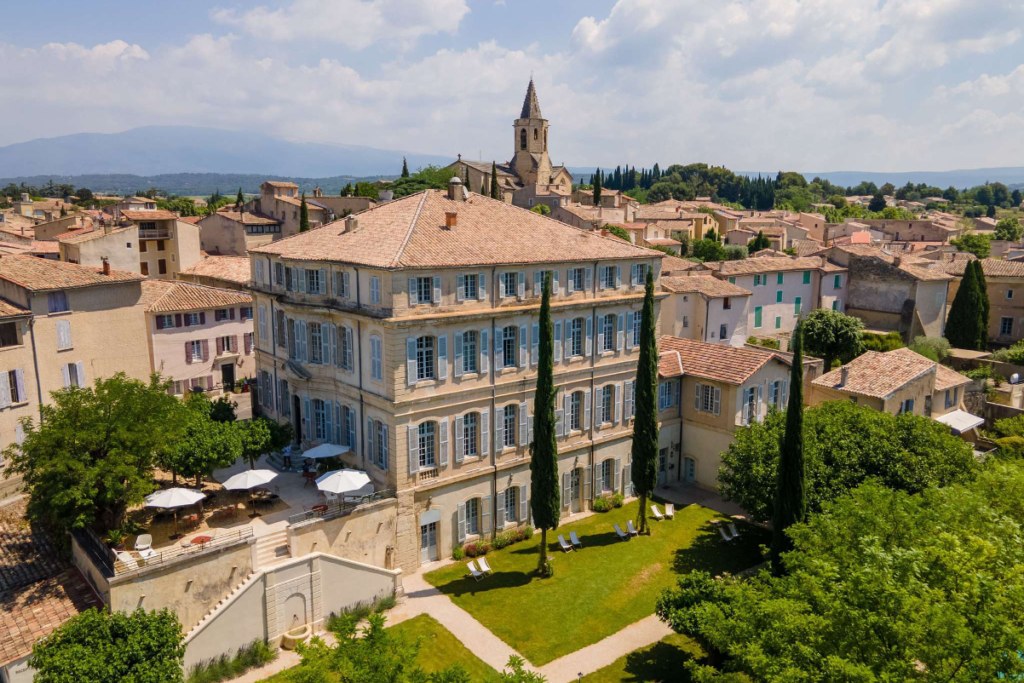 Accor fait preuve de prudence dans ses prévisions en raison des troubles en France et des incertitudes au Moyen-Orient