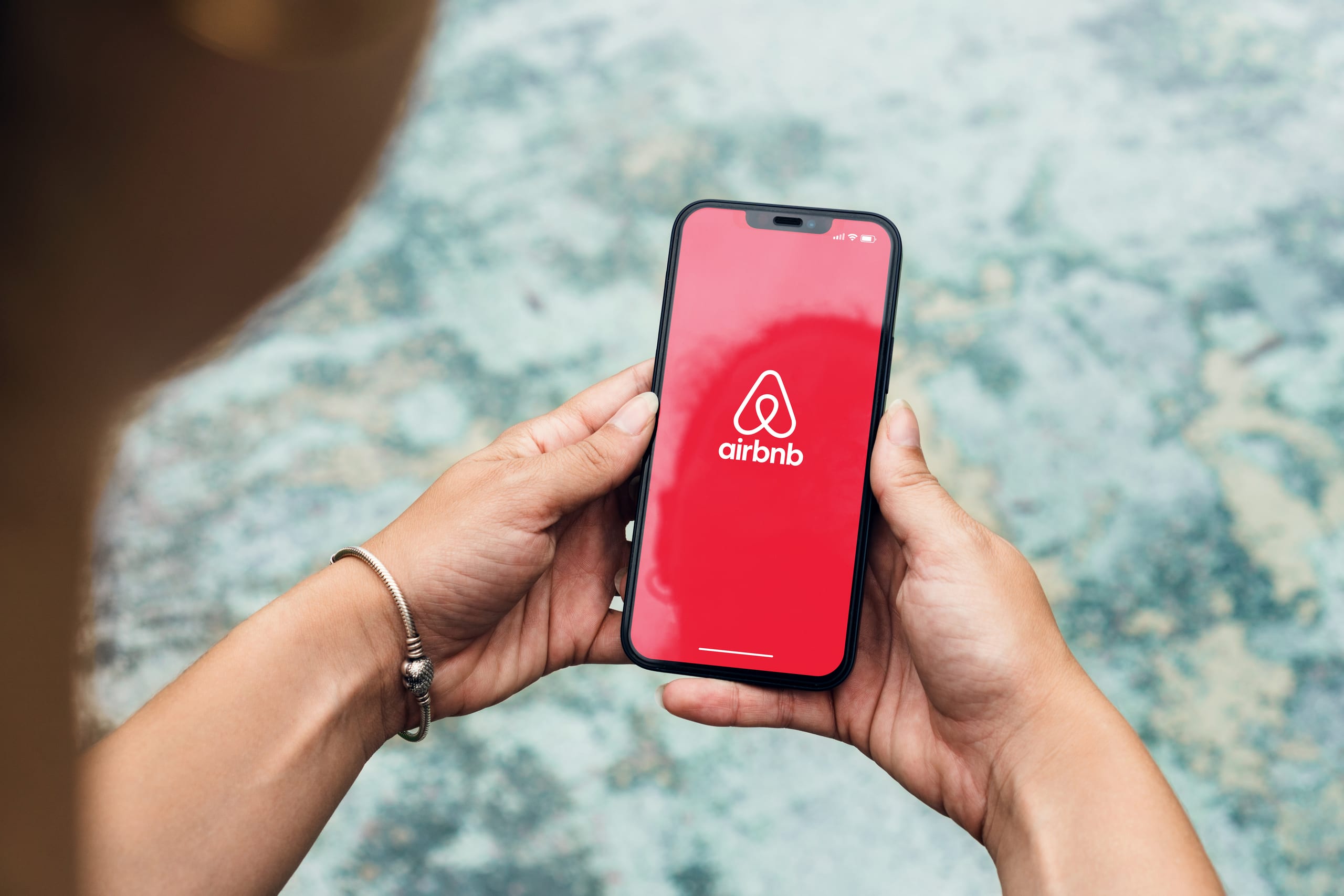 Airbnb modifie les règles pour les hôtes et restreint leur interaction avec les voyageurs