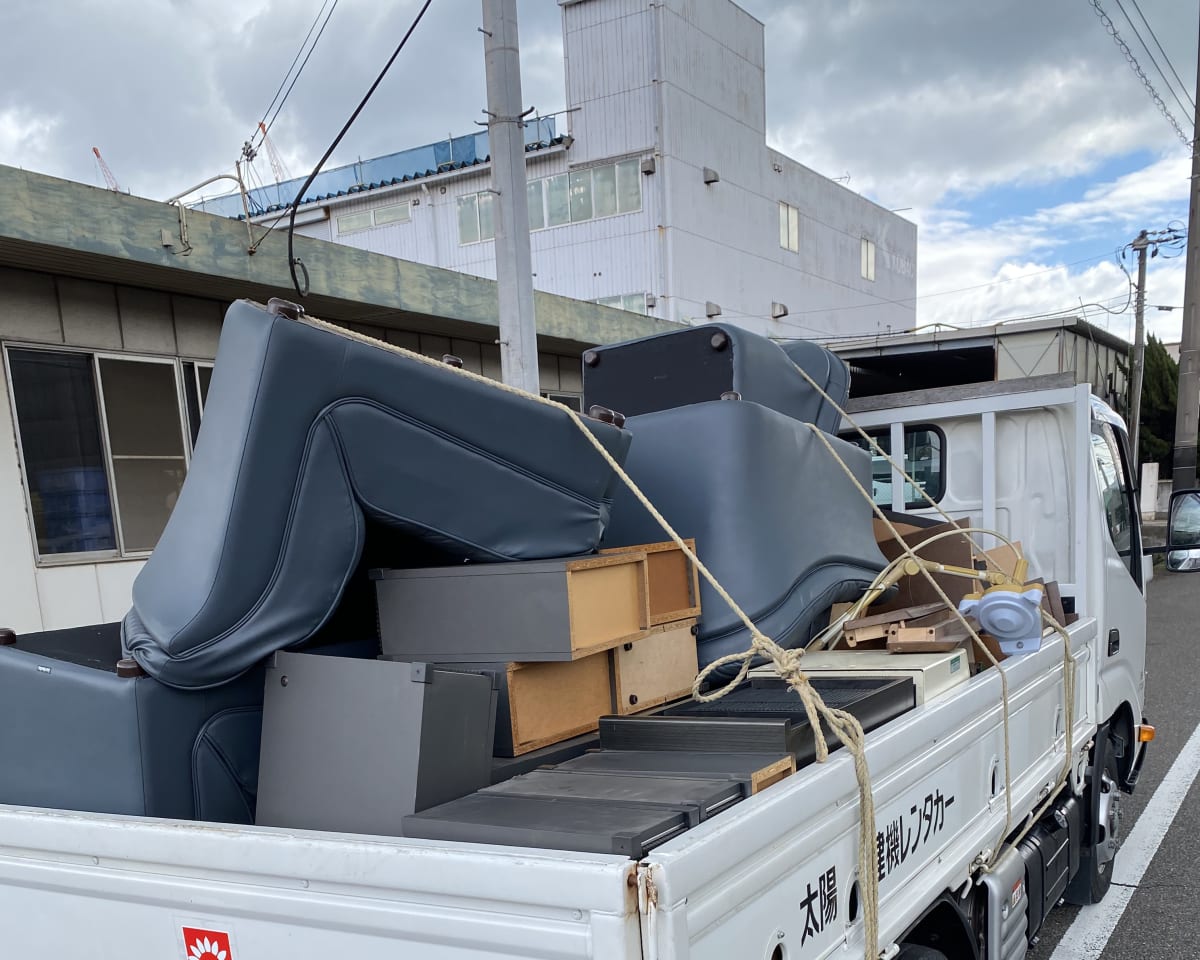 福山市 ソファ・家具の不用品回収 トラックへの積み込み