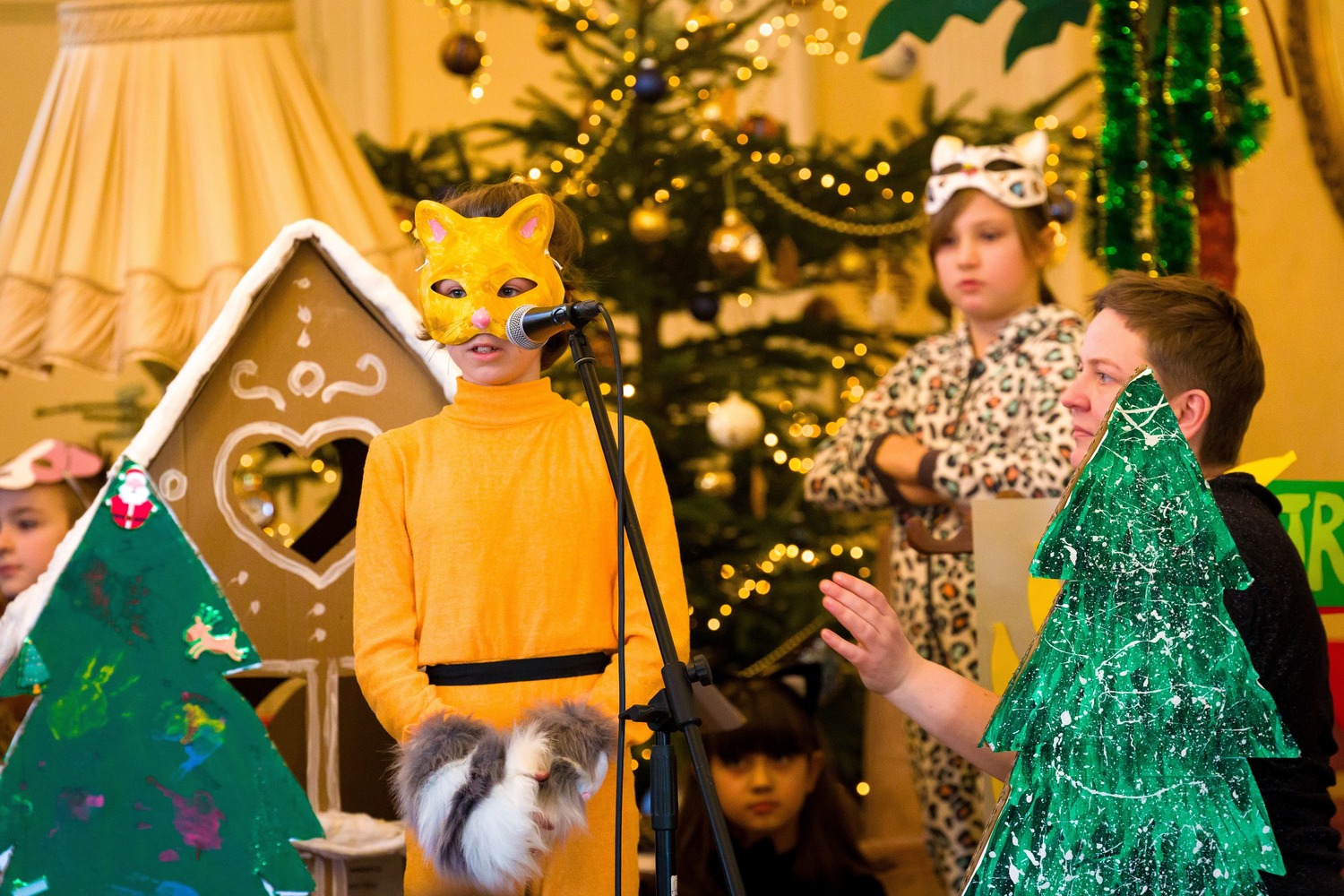 Plakat Rodzinny koncert świąteczny z zespołem Trzy Struny i warsztaty cudeniek w Pałacu Nowym Ostromecko