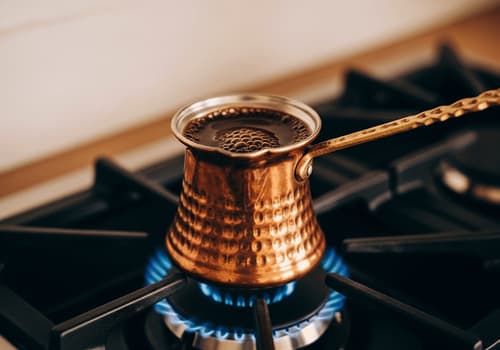 Türkischer Kaffee: Die Kunst der Zubereitung im Cezve und seine kulturelle Bedeutung