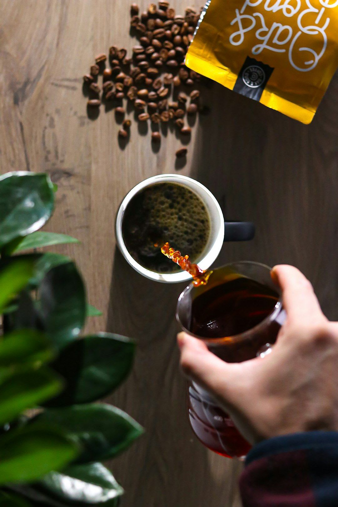 Kaffee und Zähne: Verfärbungen vermeiden ohne auf Genuss zu verzichten