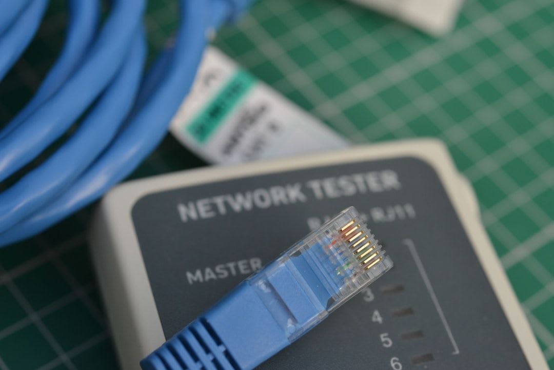 Nahaufnahme eines RJ45-Ports an einem 10G Switch mit leuchtender blauer LED für das Heimnetz