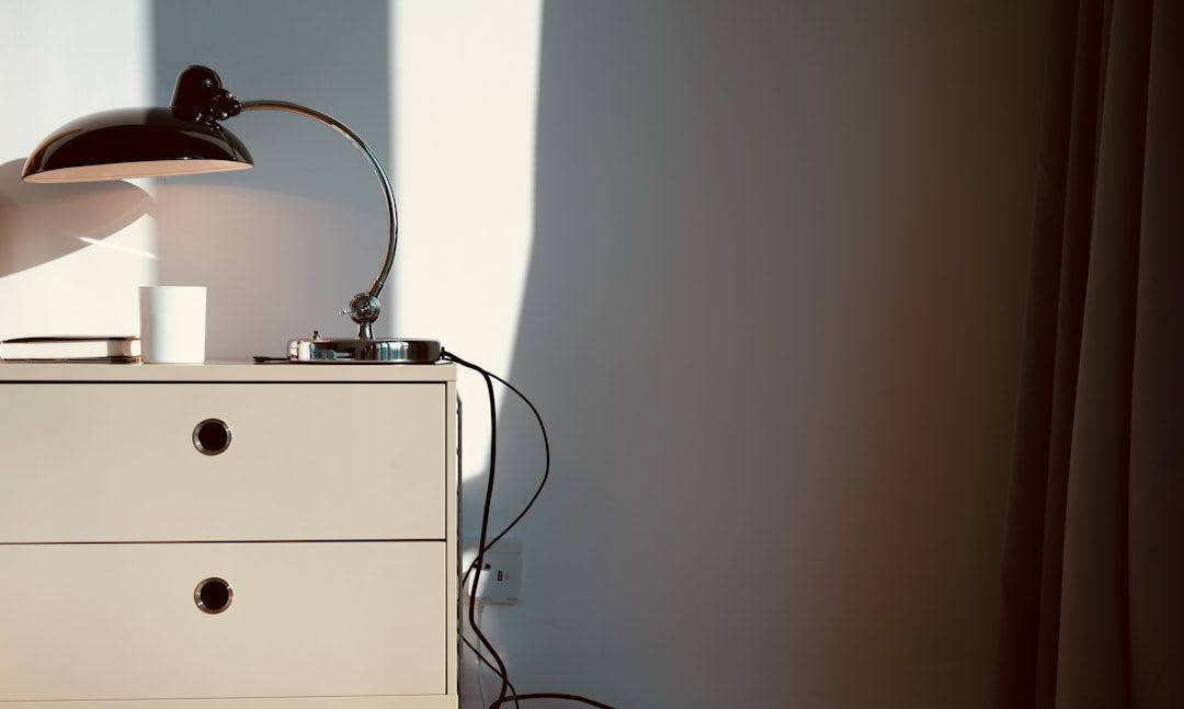 Modernes White-Noise-Gerät auf einem Nachttisch neben dem Bettchen für eine ruhige Kulisse bei Schlafproblemen beim Baby. | Foto: Unsplash