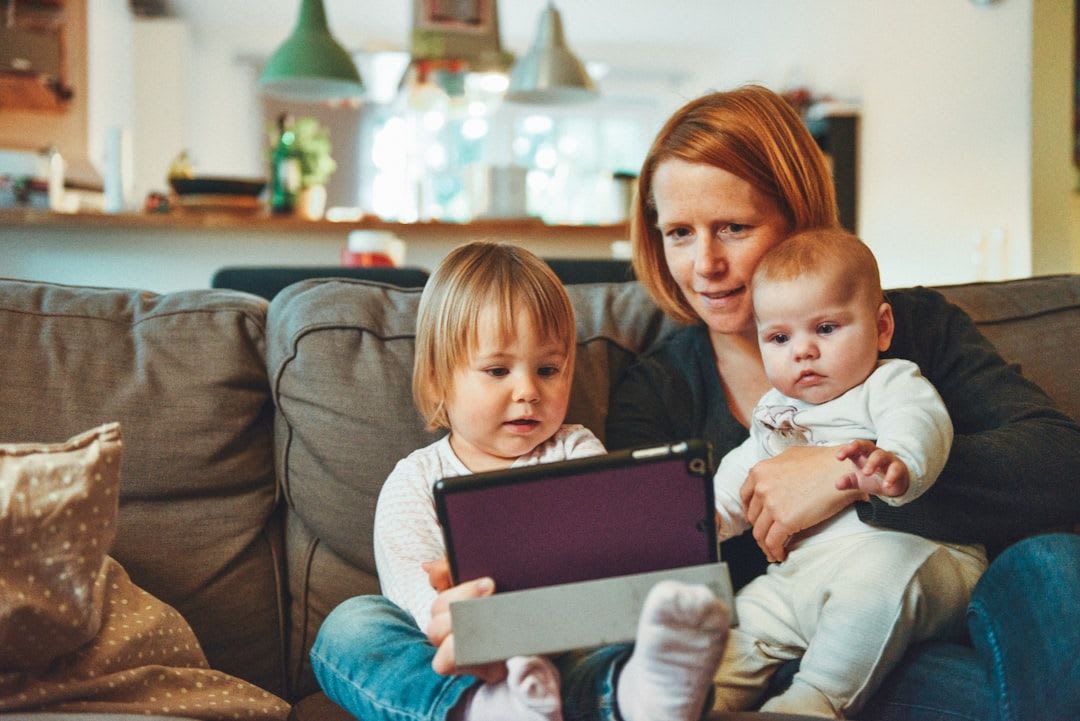 Tablet mit Netzwerk-Einstellungen neben einem WLAN-Router zur Einrichtung eines sicheren Gast-Netzwerks im Smart Home | Foto: Alexander Dummer