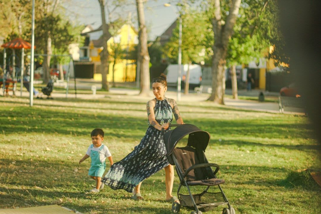 Leichter Kinderwagen für die Stadt geparkt neben einem kleinen Café-Tisch auf Kopfsteinpflaster im sonnigen Stadtzentrum. | Foto: Cristian Castillo