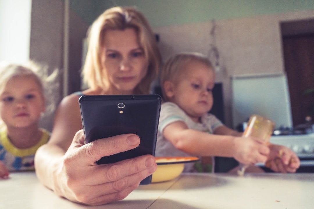 Moderner WLAN-Router neben einem Smartphone mit Netzwerkeinstellungen für ein sicheres Gast-WLAN zum Schutz des Babyphones. | Foto: Vitolda Klein