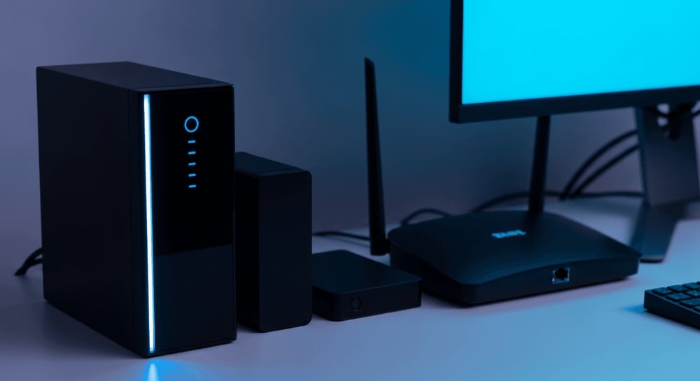 Umsetzung der NAS Backup 3-2-1 Regel: Ein modernes NAS-System neben einer externen Festplatte als sicherer Ransomware-Schutz.