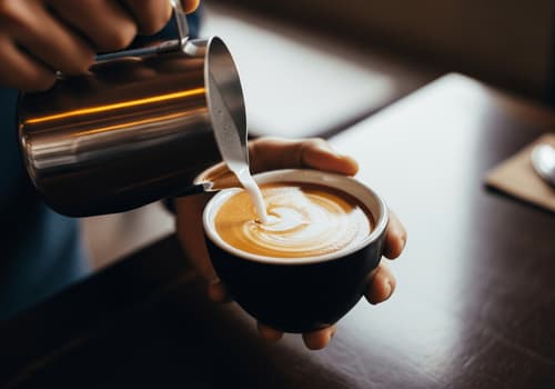 Latte Art mit Hafermilch: Welche Marken schäumen am besten?