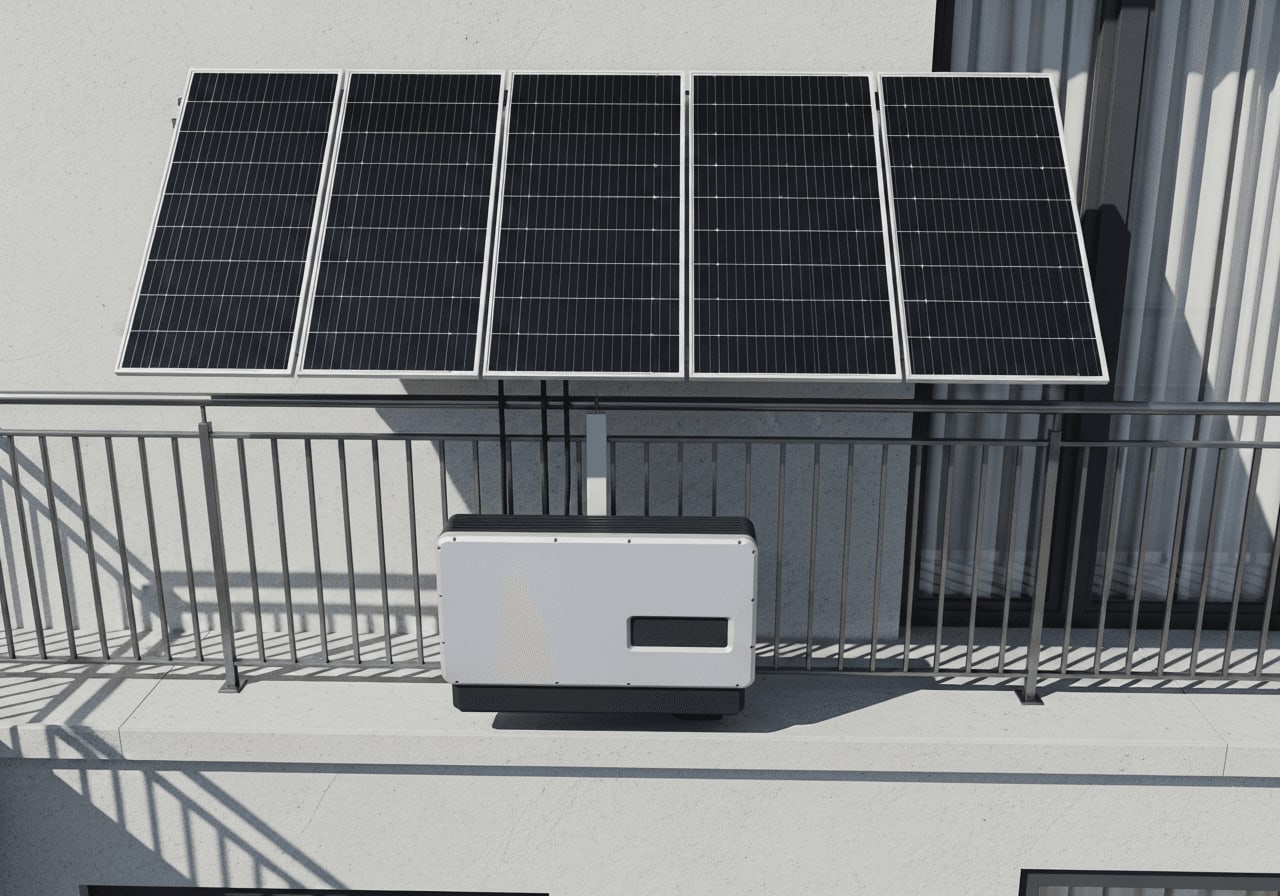Waagerecht unter dem Solarpanel montierter Wechselrichter am Balkongeländer für optimale Wärmeabfuhr.
