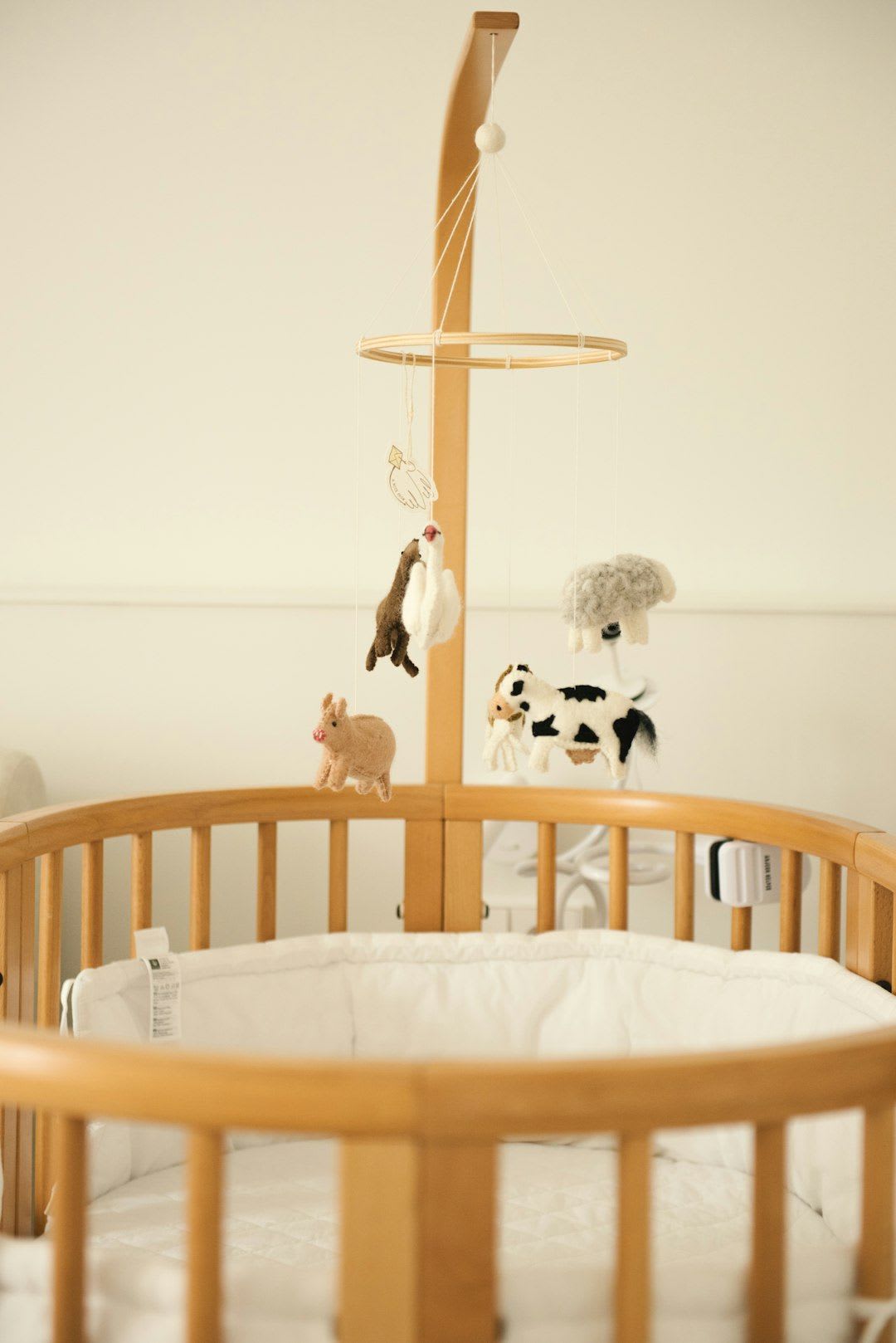 Ein modernes Holz-Laufgitter mit weicher Polsterung im Wohnzimmer, das eine sichere Umgebung für die motorische Babyentwicklung bietet. | Foto: Suhyeon Choi