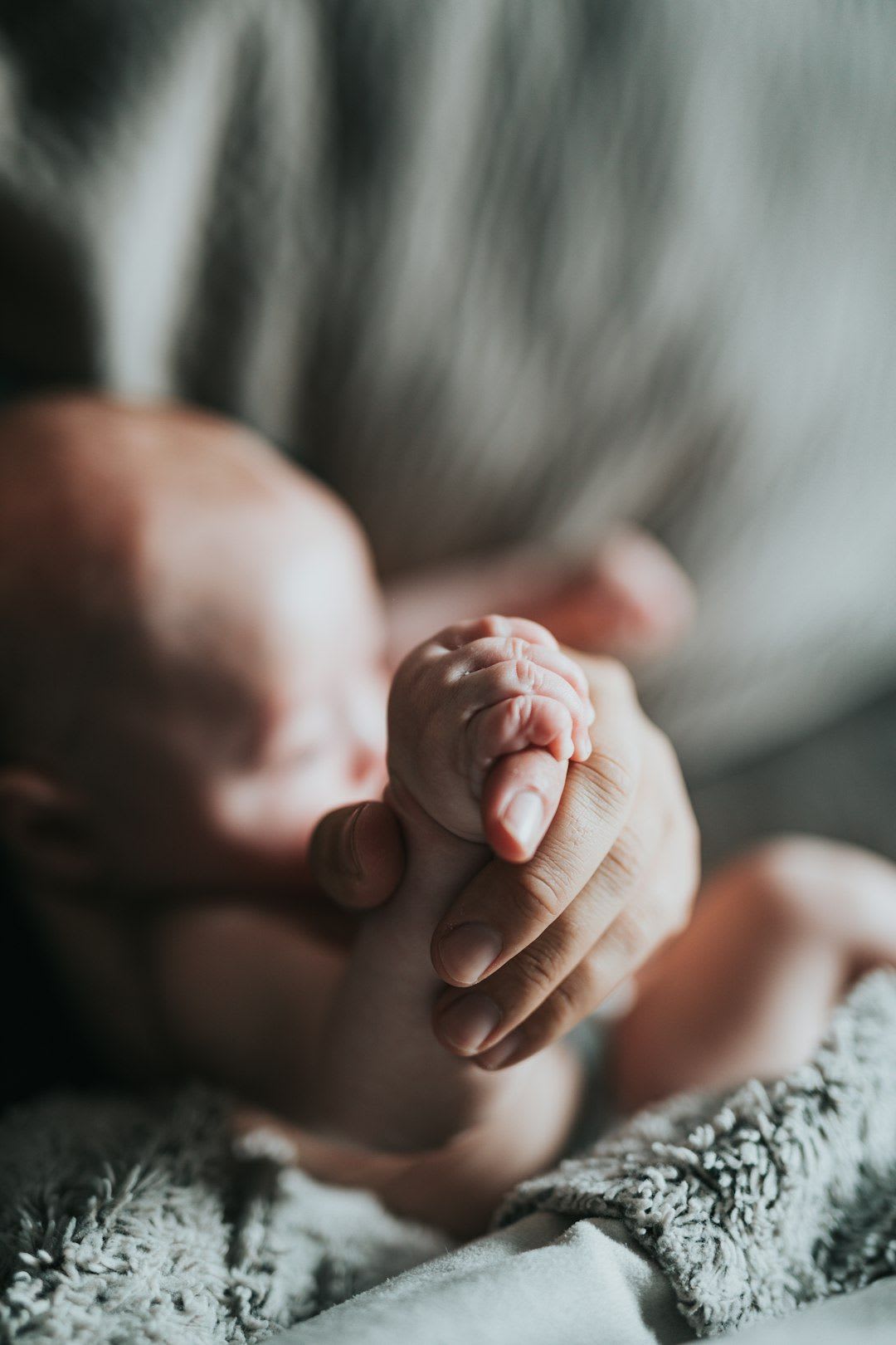 Nahaufnahme des einfachen Klappmechanismus eines kompakten Kinderwagens, Betonung der Benutzerfreundlichkeit in der Kinderwagen-Kaufberatung. | Foto: Nathan Dumlao