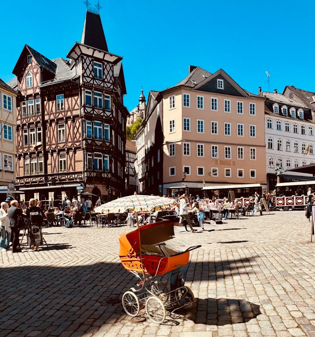 Kompakter City-Kinderwagen, der in einem hellen Stadtapartment zusammengefaltet wird, demonstriert einfache und platzsparende Lagerung. | Foto: Carl Dv