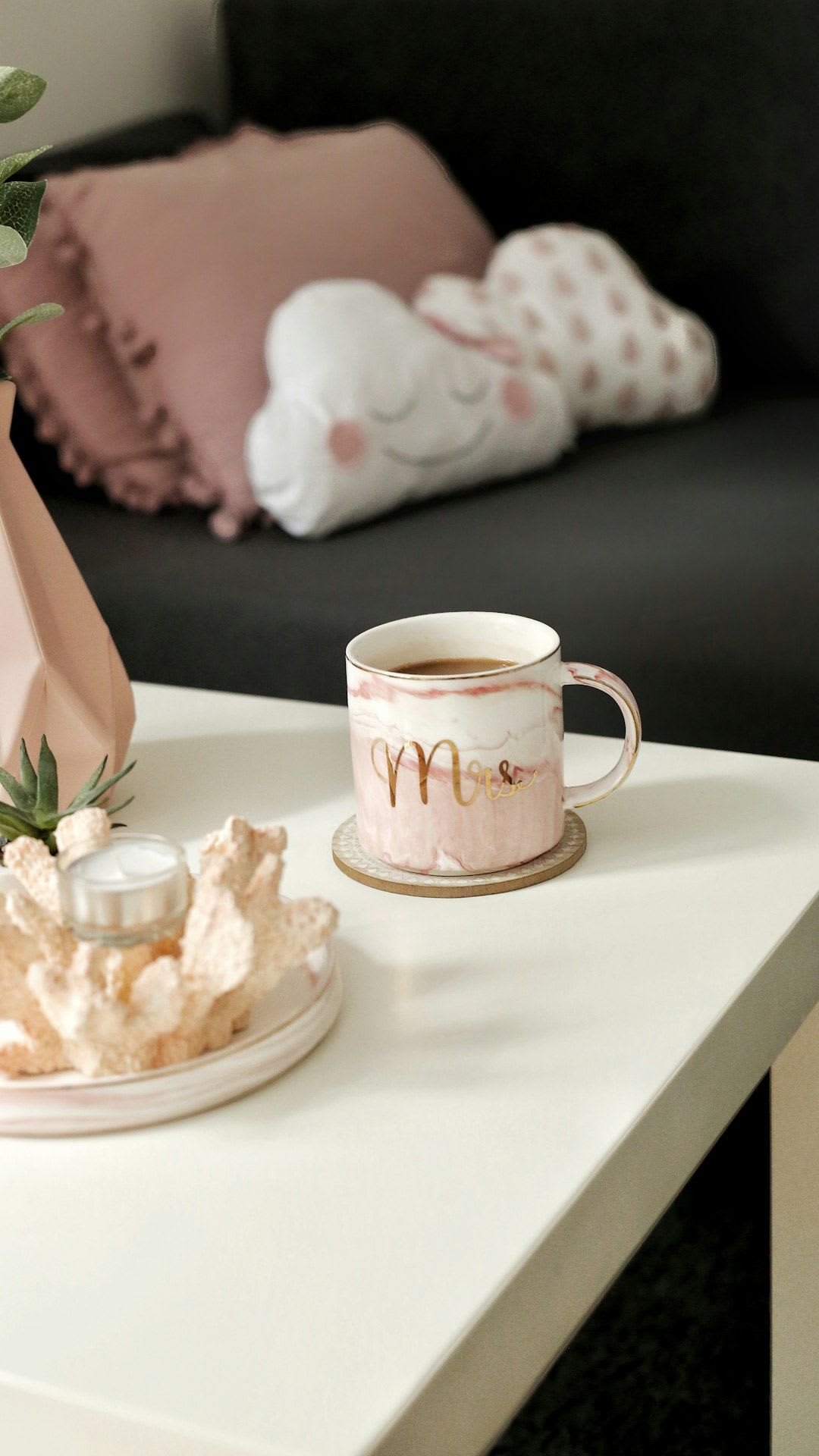 Tasse mit milchförderndem Stilltee und gesunden Snacks auf einem Holztisch, zur Unterstützung der Milchproduktion. | Foto: Andrijana Bozic