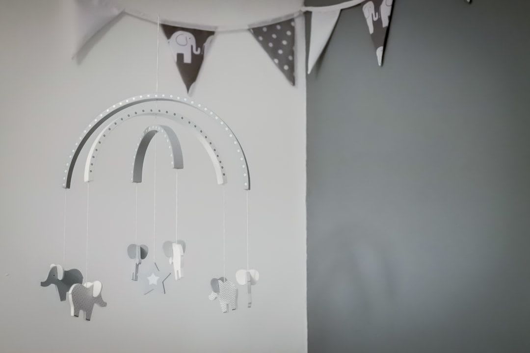 Moderne elektrische Milchpumpe mit Sammelflaschen, steril verpackt auf einer minimalistischen Oberfläche zur Milchgewinnung. | Foto: Matt Walsh
