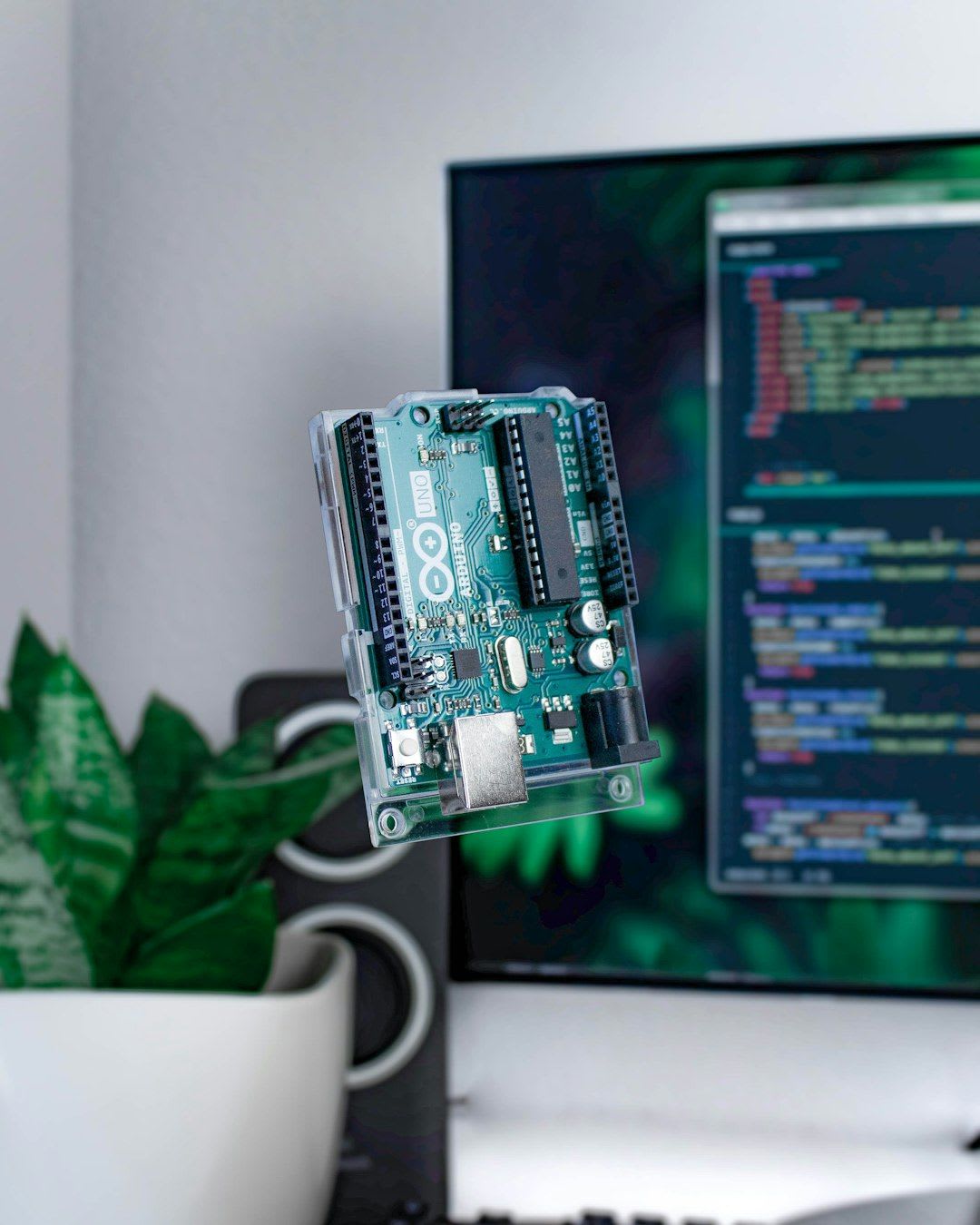 Sicherheitskonzept für den Raspberry Pi als Cloud-Server, dargestellt durch ein digitales Schloss über einem Netzwerkdiagramm. | Foto: Niclas Illg
