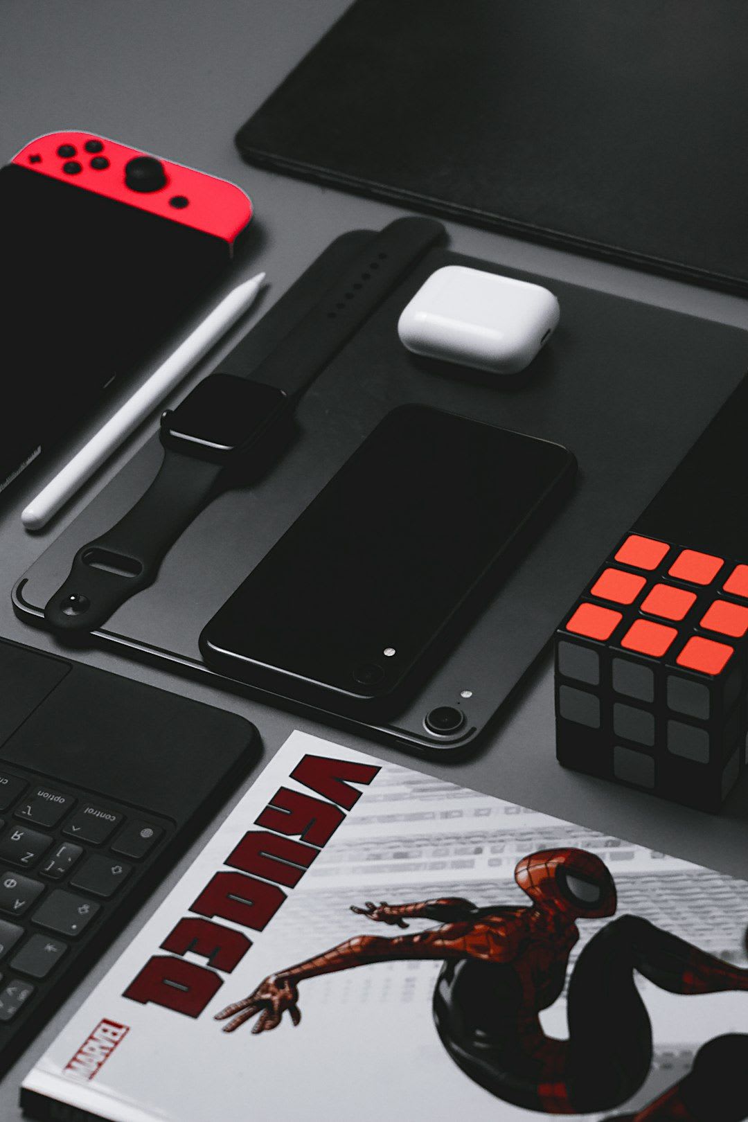 Ein NAS als Medienserver für die private Cloud, das Filme und Serien auf einen Fernseher und ein Tablet im Wohnzimmer streamt. | Foto: Ivan Didenko