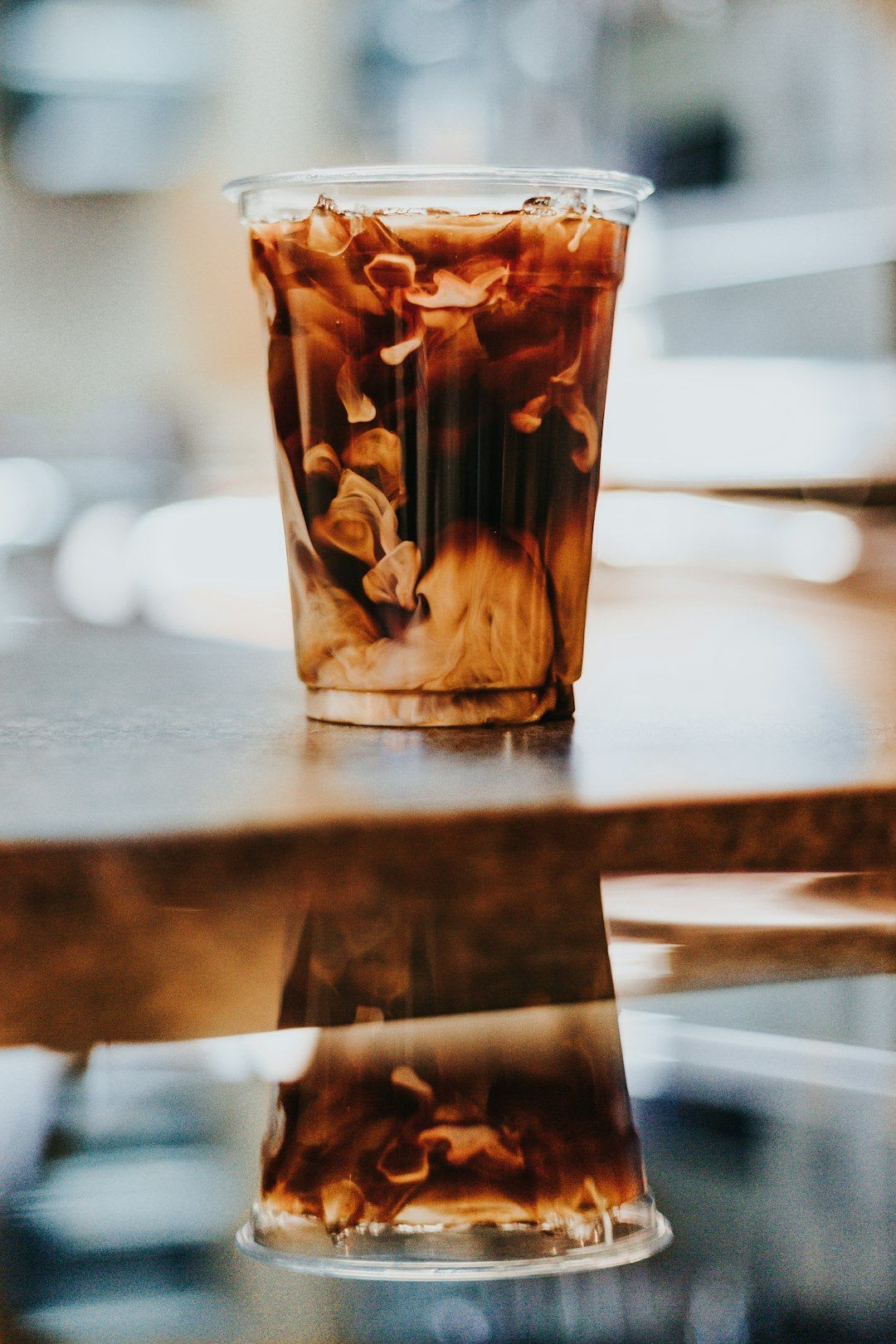 Erfrischendes Eiskaffee Rezept mit einem Schuss Sahne und einem frischen Minzzweig für eine sommerliche Abkühlung. | Foto: Andrew Valdivia