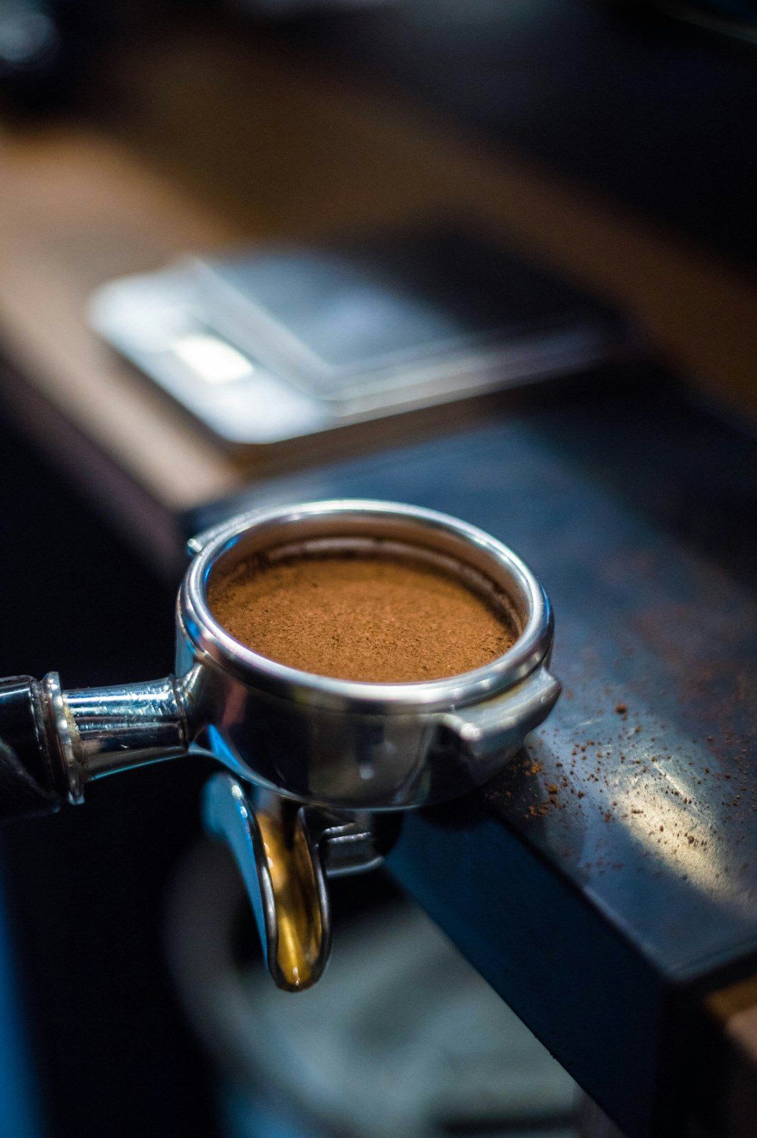 Der Siebträger, gefüllt mit Kaffeemehl, ist ein wichtiges Kriterium bei der Wahl der richtigen Siebträgermaschine für Einsteiger. | Foto: Jakub Dziubak