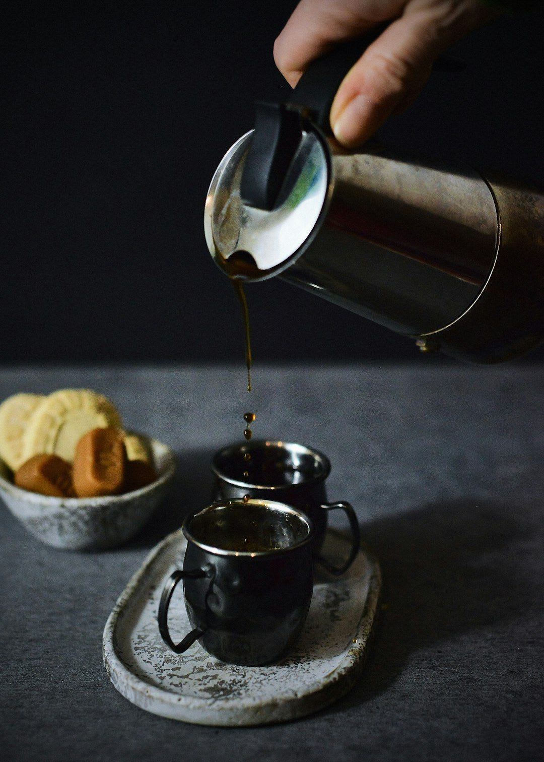 Ein Milchkännchen aus Edelstahl für perfekten Milchschaum, ein wichtiges Zubehör für jede Einsteiger-Siebträgermaschine. | Foto: Margaret Jaszowska
