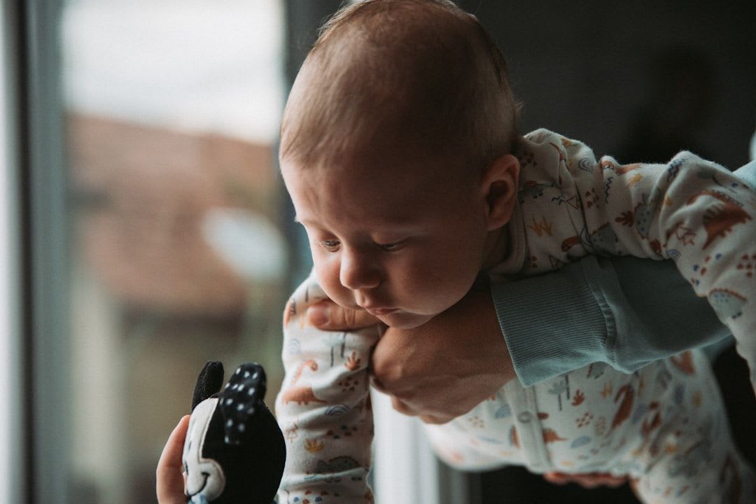 Optimale Nutzung von Babyphones 1/3: Die Kameraeinheit ist für eine vollständige Raumübersicht auf einem Regal im Kinderzimmer platziert. | Foto: Tamara Govedarovic
