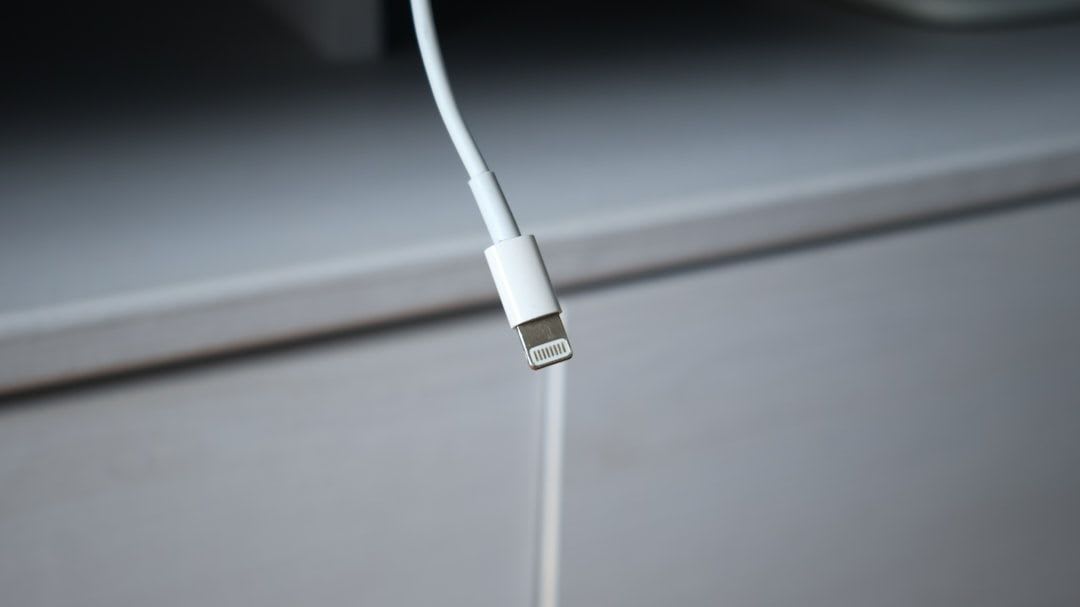 Hand steckt Stromkabel in das Netzteil eines PCs, eine Diagnosemethode wenn der PC nicht startet und die Stromversorgung geprüft wird. | Foto: Gleb Paniotov