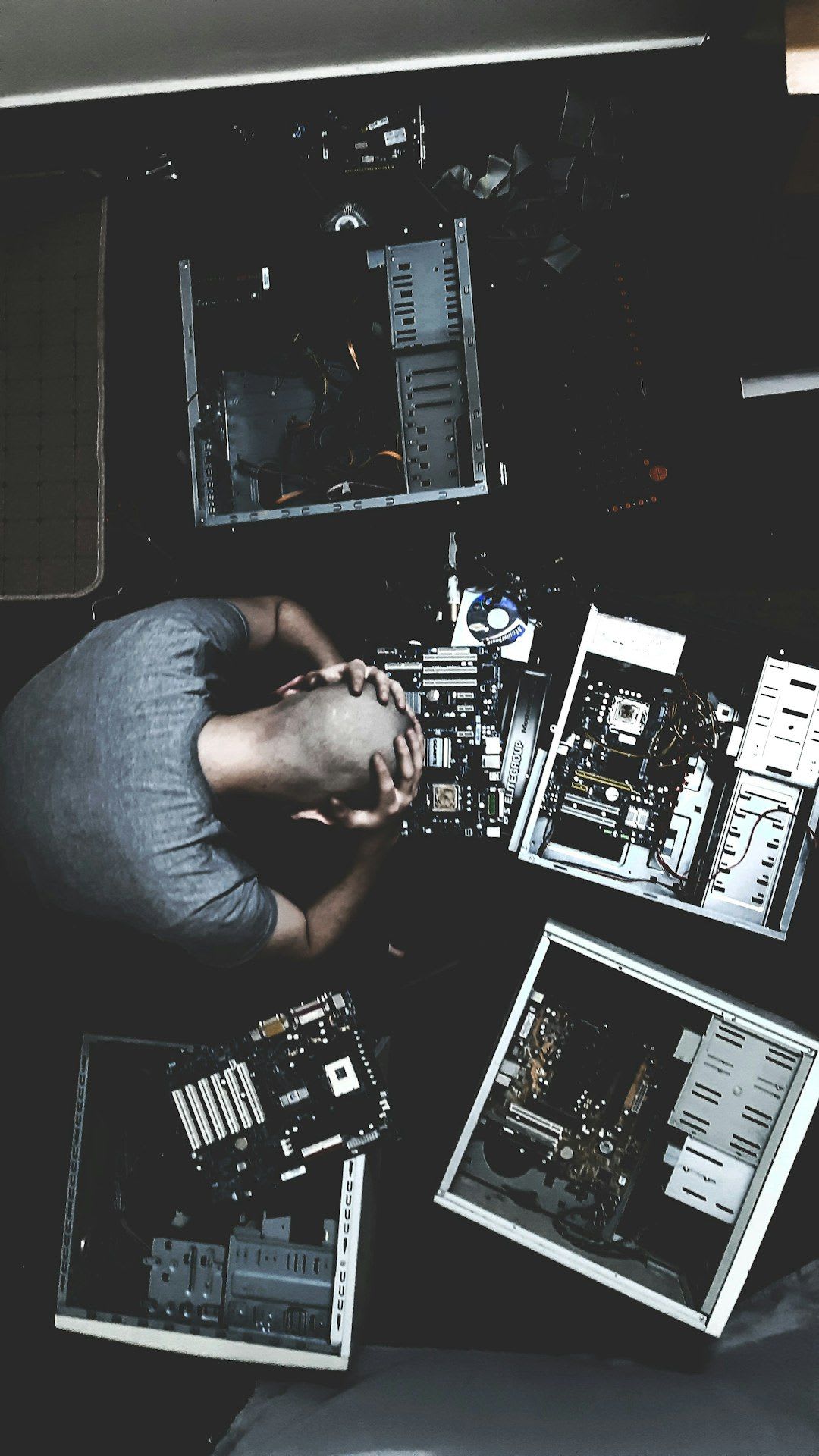 Fehlersuche bei Startproblemen des PCs: Nahaufnahme von fest verbundenen SATA- und Stromkabeln an einer internen Festplatte. | Foto: Alireza Irajinia