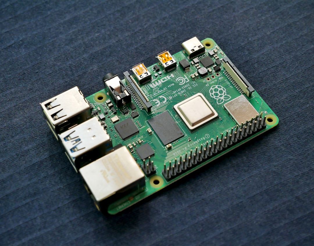 Entwickler-Arbeitsplatz für Raspberry Pi 5 AI Kit Projekte mit Laptop, Code, Breadboard und Sensoren für IoT-Anwendungen. | Foto: Vishnu Mohanan