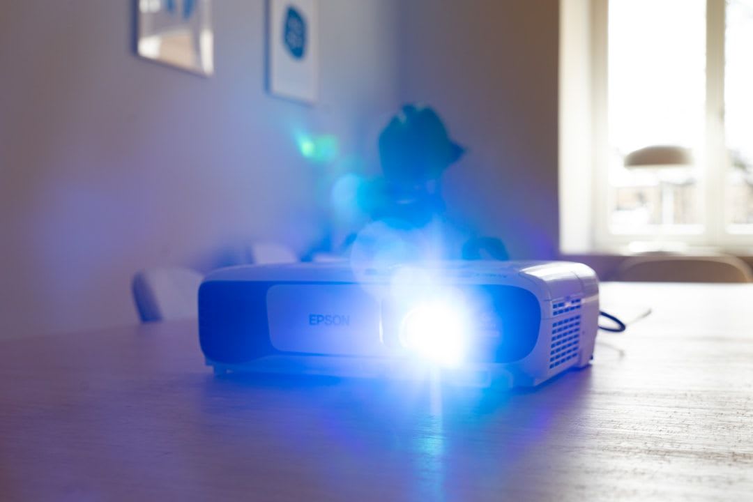 Ein Tageslicht Beamer mit hoher ANSI Lumen Zahl zeigt ein klares und helles Bild trotz einfallendem Sonnenlicht im Wohnzimmer. | Foto: Yolk CoWorking - Krakow