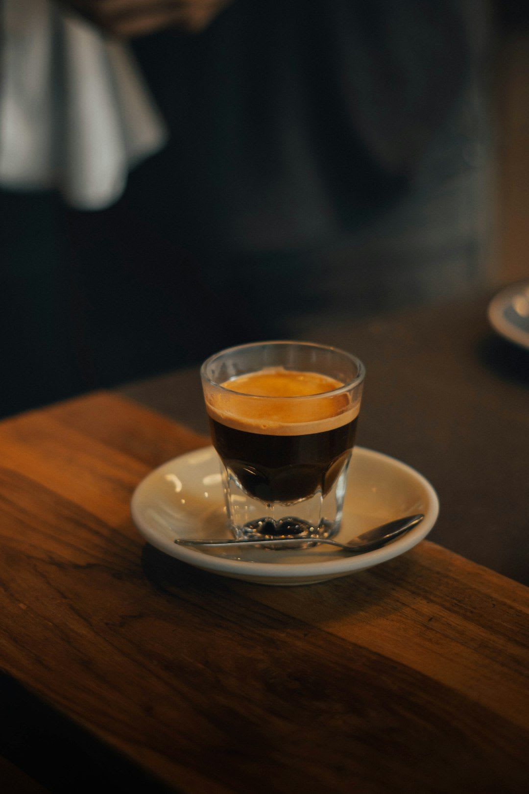 Ein Glas mit klarem Wasser neben der Maschine symbolisiert den Spülvorgang nach dem DeLonghi Magnifica entkalken. | Foto: Katt Galvan