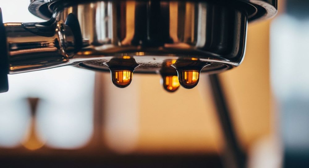 Die ersten Tropfen Espresso während der Preinfusion aus einem Siebträger, das Geheimnis für einen komplexen Espresso-Geschmack.
