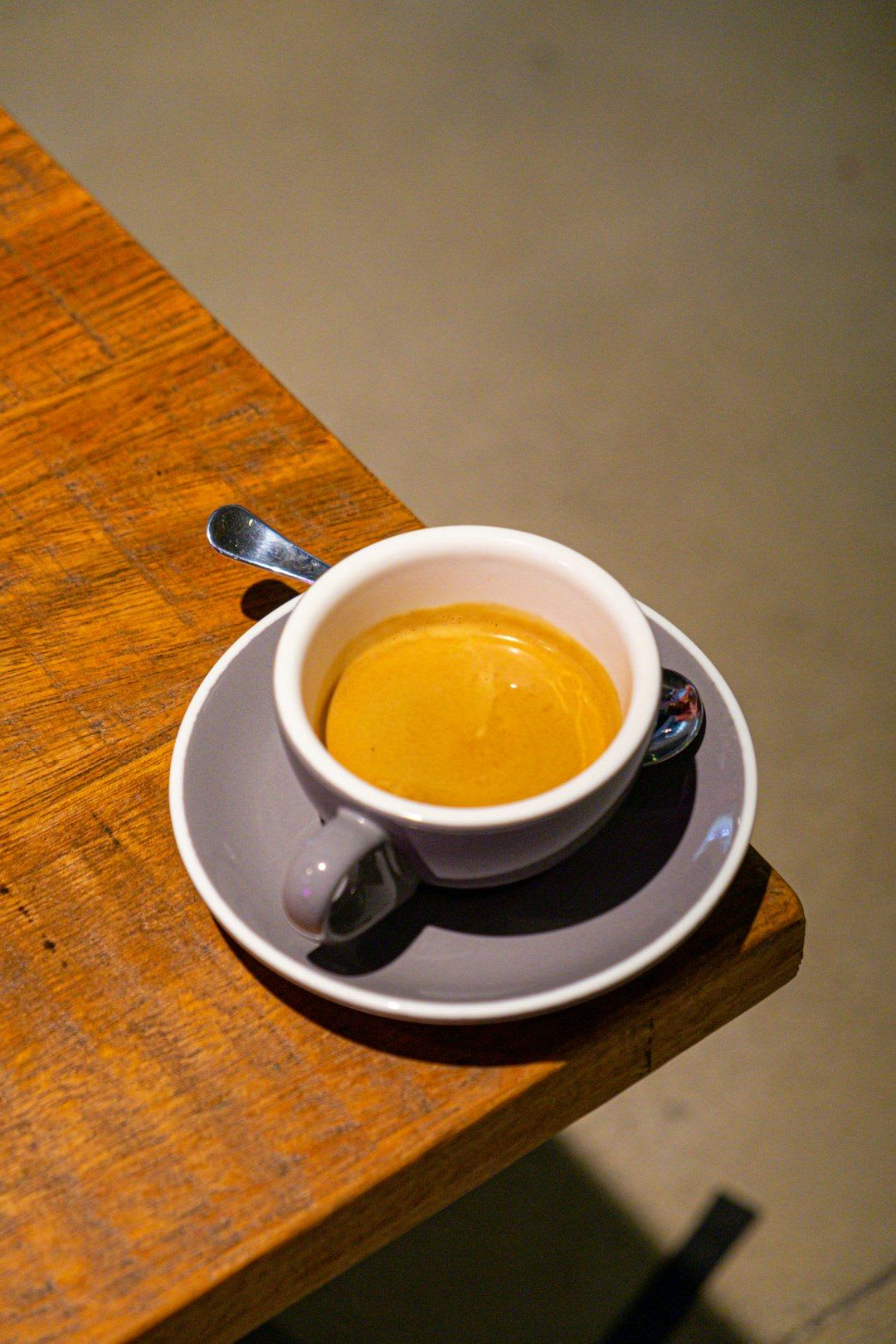 Ein portugiesischer Galão von oben fotografiert, eine der beliebtesten Kaffeespezialitäten weltweit in einem Glas. | Foto: Rafael Maggion