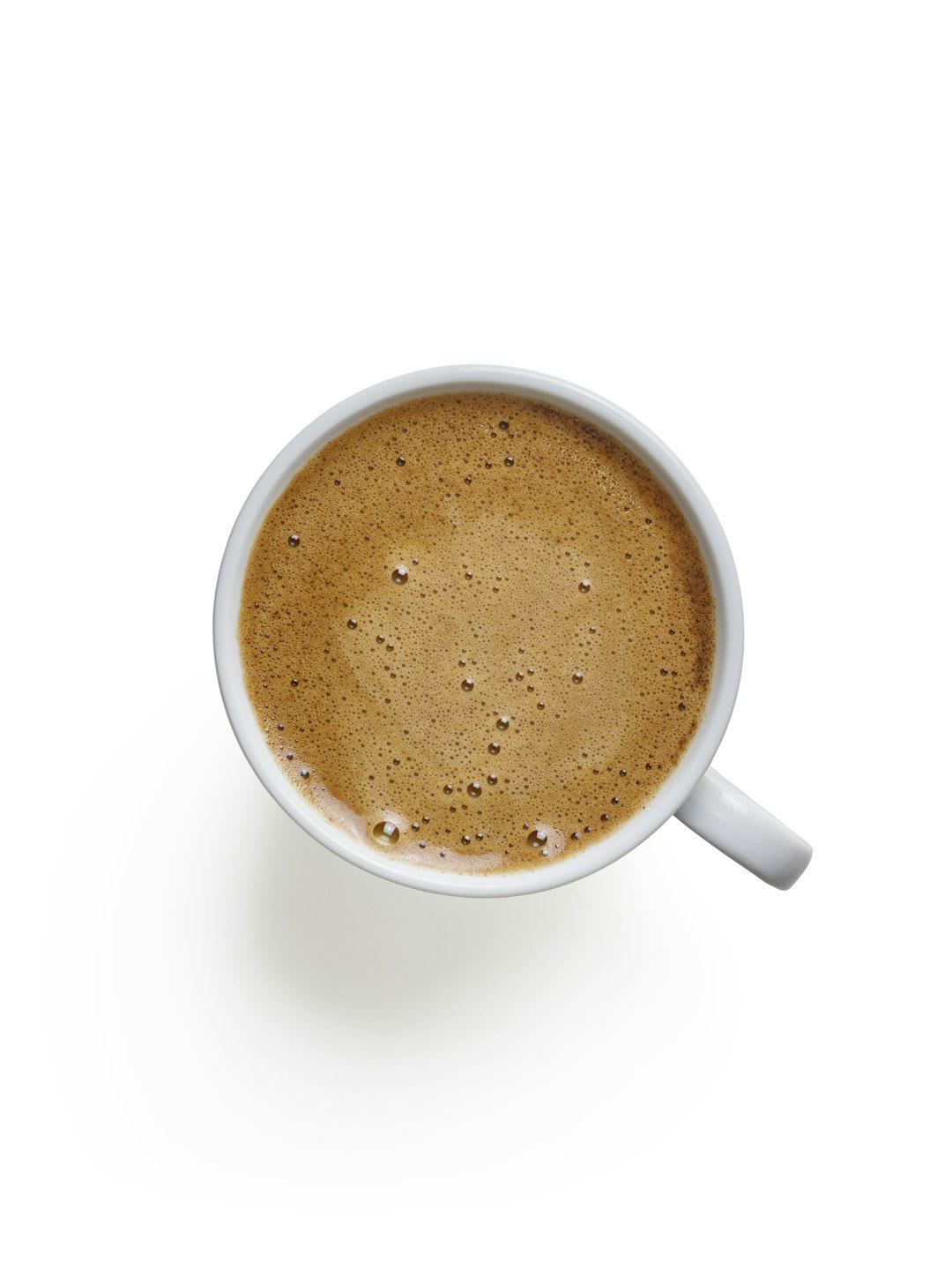 Ein klassischer Cappuccino mit luftiger Schaumhaube neben einem Croissant, der den Unterschied zum Flat White im Geschmack verdeutlicht. | Foto: Mockup Graphics