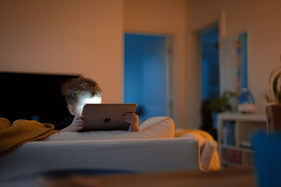 Eine Person steuert ihr Zuhause über ein Tablet dank des universellen Matter Smart Home Standards für alle Geräte. | Foto: Nils Huenerfuerst