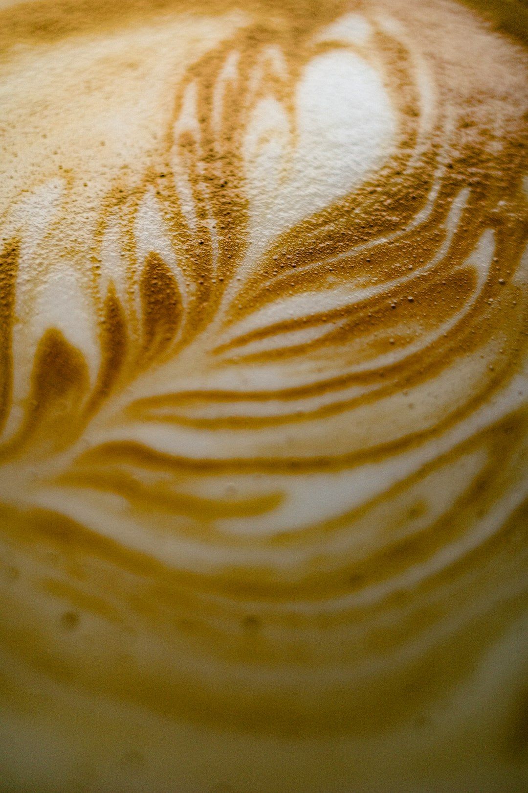 Barista gießt Latte Art als Symbol für Third Wave Kaffeewissen und die Kunst des Spezialitätenkaffees. | Foto: Panchanok Juntanarach