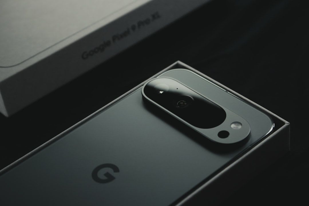Design-Erwartungen an das Google Pixel 10: Detailaufnahme des hochwertigen Aluminiumrahmens und der matten Glasrückseite. | Foto: Samuel Angor