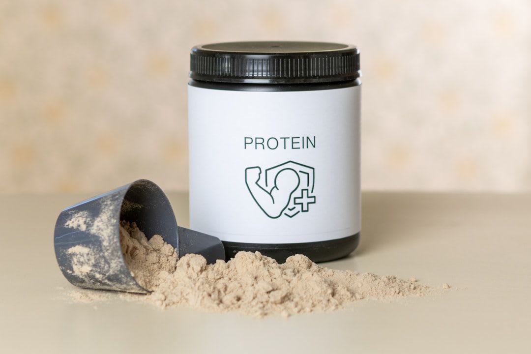Zubereitung von heißem dm Protein Kaffee mit einem Milchaufschäumer für ein klumpenfreies Ergebnis vor dem Training. | Foto: Alex Saks