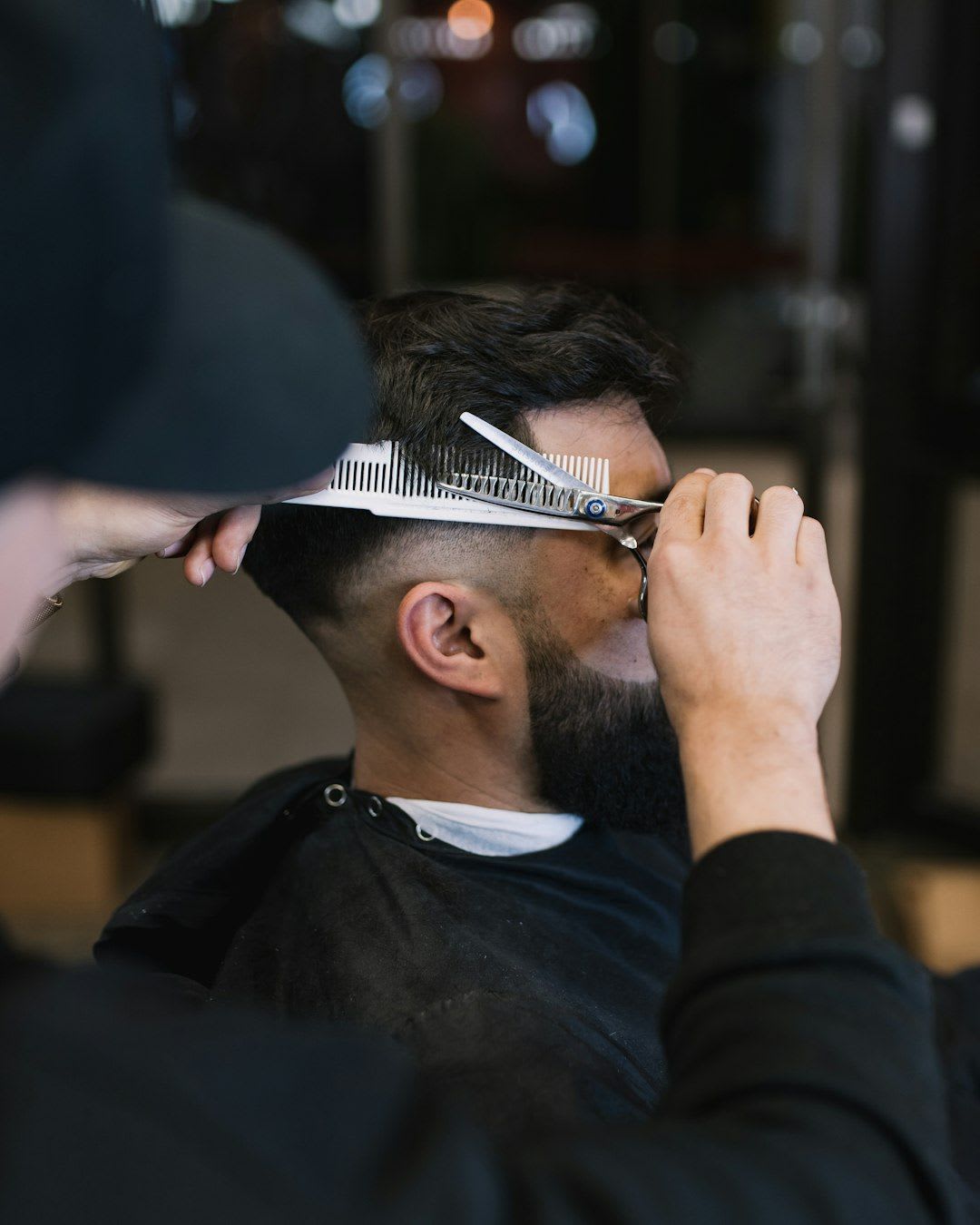 Die korrekte Handhabung, um ein IPL-Gerät richtig zu nutzen: Das Lichtfenster des Geräts wird flach auf den Arm aufgesetzt. | Foto: Nate Johnston