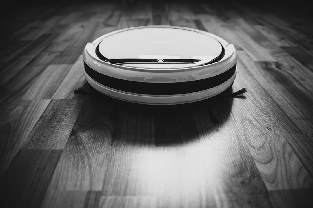 Verschiedene Aufsätze für kabellose Staubsauger mit Wischfunktion, wie Fugendüse und Polsterbürste, ordentlich arrangiert. | Foto: Denny Müller