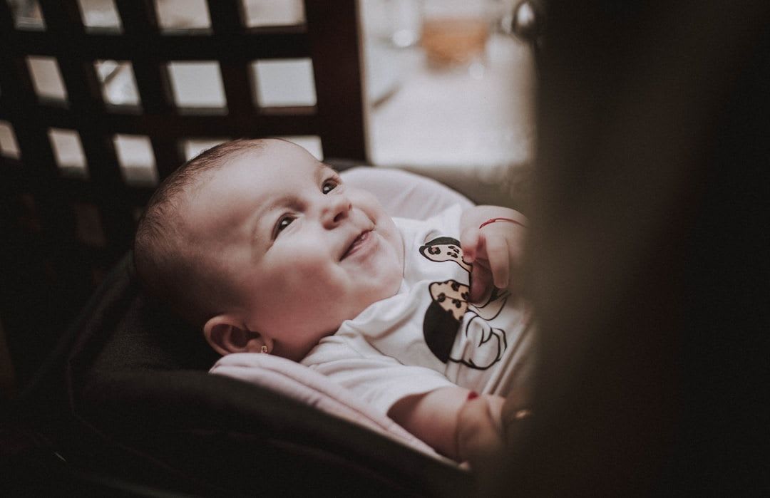 Ein Kindersitz ohne Isofix 9-36 kg, der zur Kaufberatung sicher und straff mit dem Fahrzeuggurt befestigt wird. | Foto: Bia Octavia