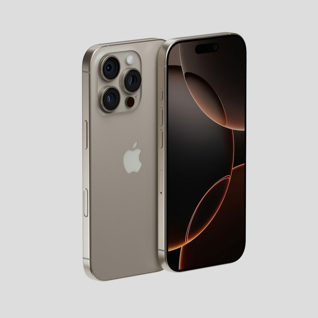 Ein iPhone 15 Pro wird im Freien bei Sonnenlicht genutzt, was die hohe Displayhelligkeit und den Akkuverbrauch verdeutlicht. | Foto: Igor Omilaev