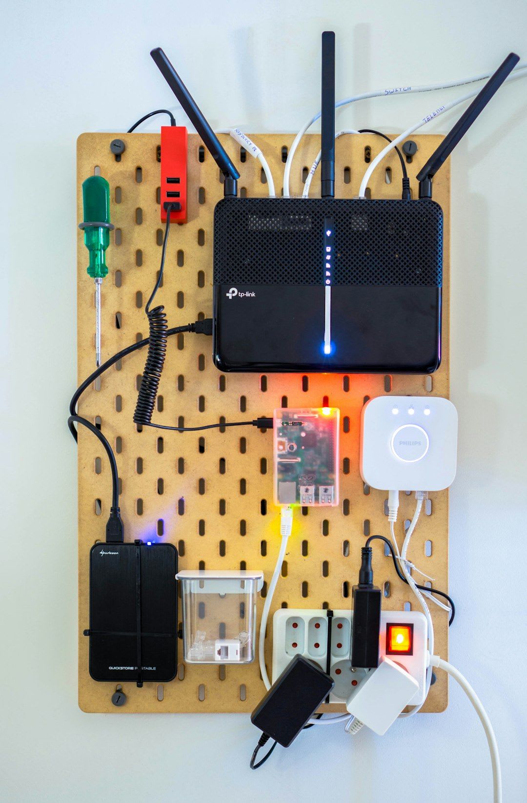 Sicherer Fernzugriff auf das FRITZ!Box NAS von einem Tablet, visualisiert durch eine verschlüsselte Verbindung zum Heimnetz. | Foto: Maarten Wijnants