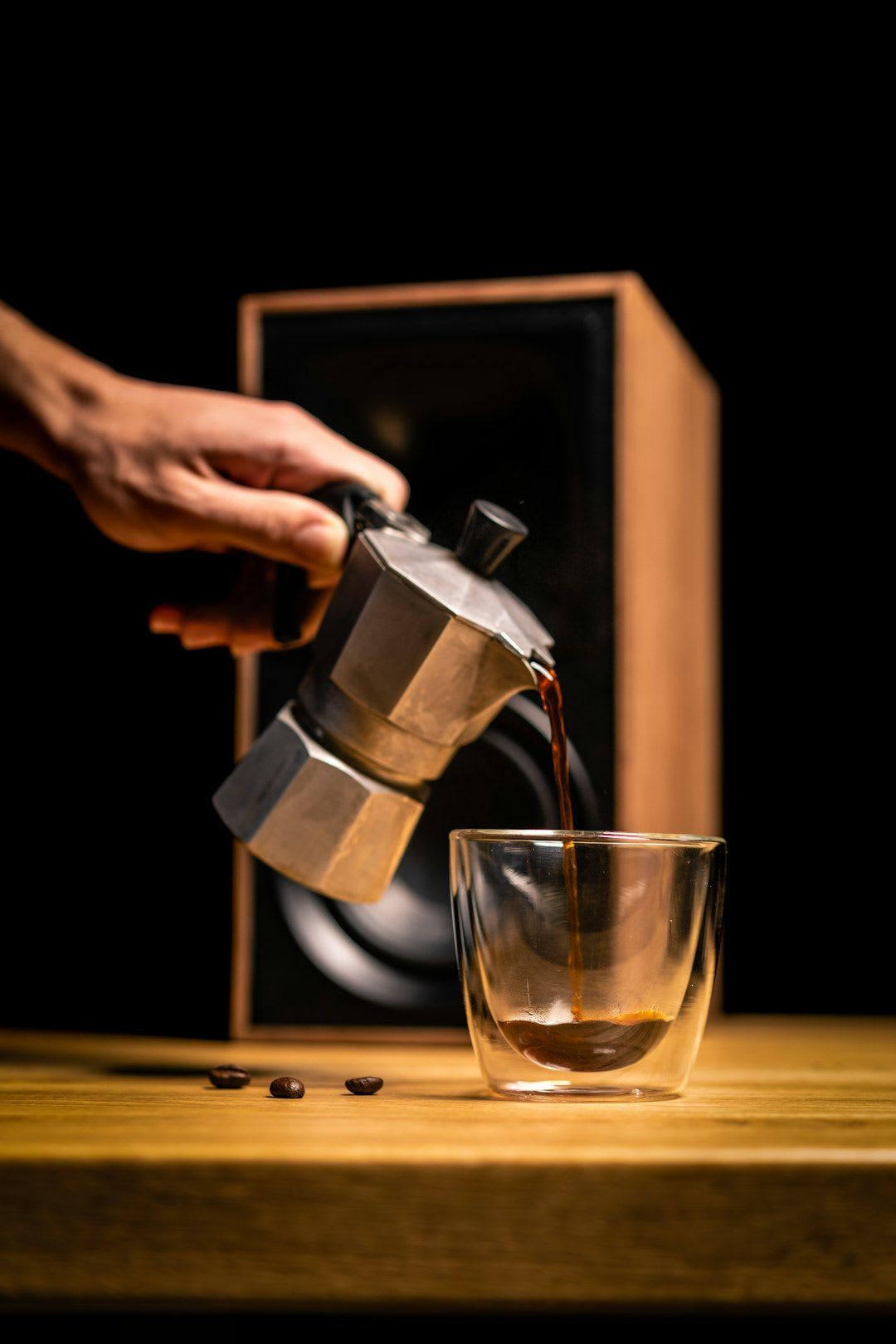Hand hält einen Wasserhärte-Teststreifen, um die Notwendigkeit zu prüfen, den Kaffeevollautomat zu entkalken. | Foto: Martin Tupy
