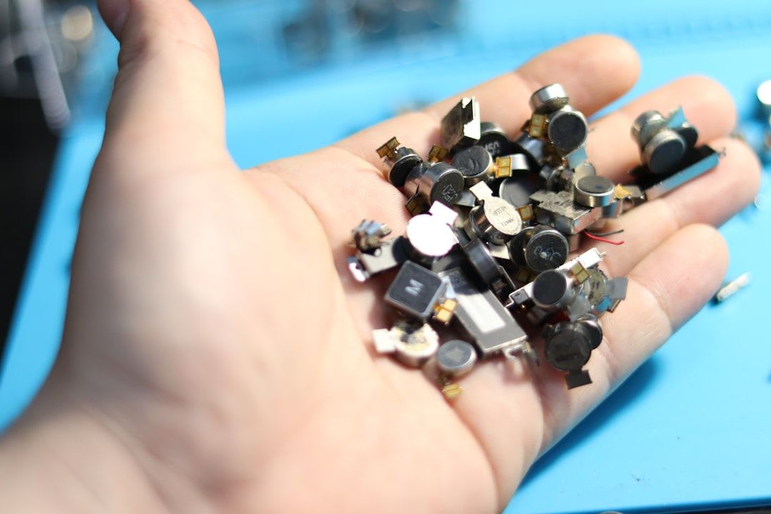 Eine Hand schließt eine externe USB-3.0-Festplatte an den FRITZ!NAS-Router an, um den Netzwerkspeicher im Heimnetz einzurichten. | Foto: Fotografia Lui Vlad