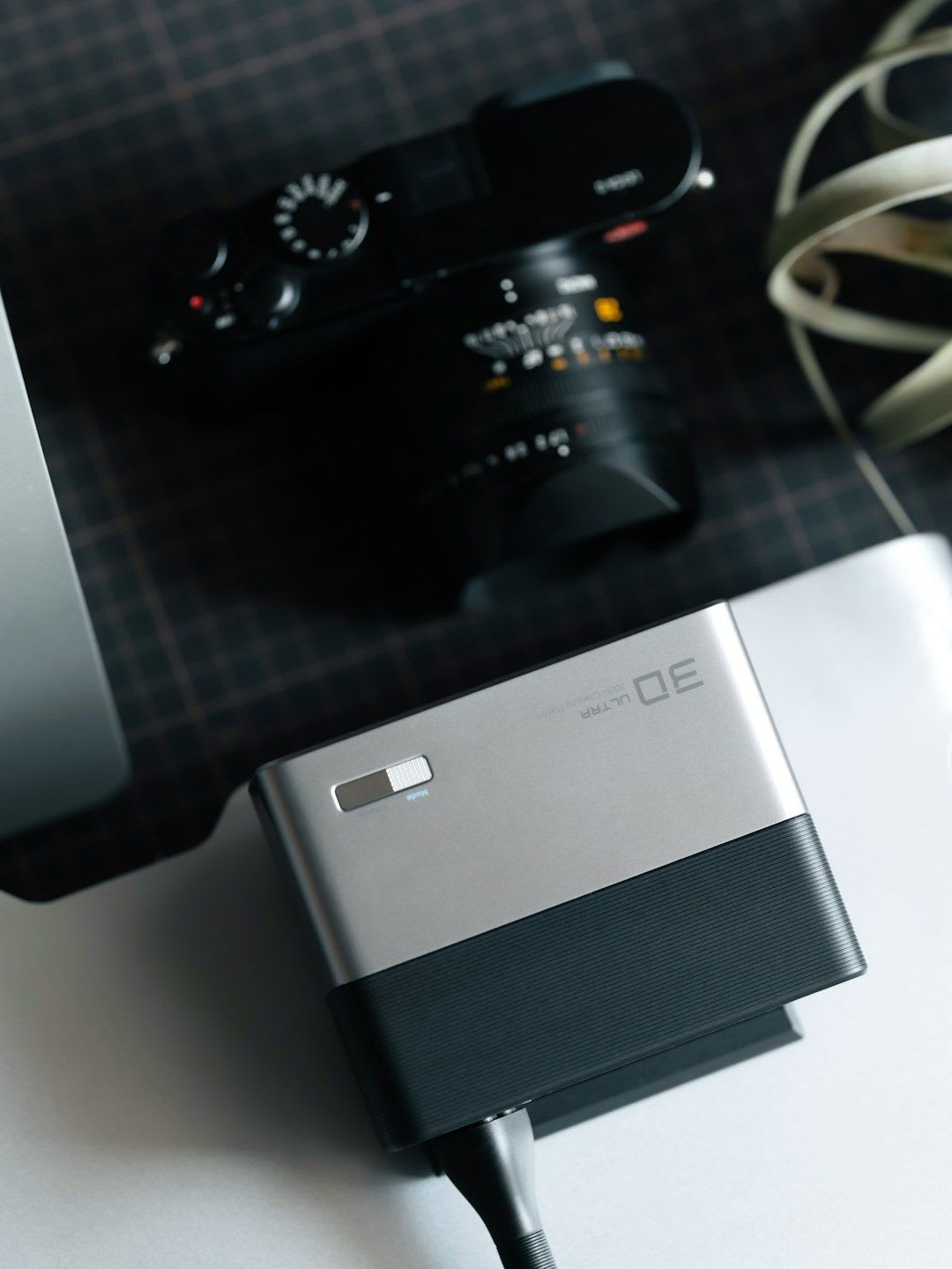 Eine schnelle externe SSD ist über USB 3.0 mit dem Router verbunden, was die Performance-Vorteile des FRITZ!NAS Speichers verdeutlicht. | Foto: N1CE