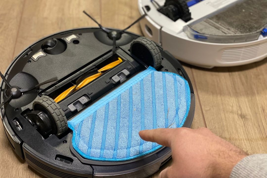 Hand entnimmt den Staubsaugerfilter aus dem Gerät, um den Filter richtig zu reinigen und Beschädigungen am Gehäuse zu vermeiden. | Foto: Rob Vacuumtester